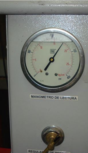 Manómetro indicando presion durante prueba de presion de manguera de incendio Angus Duraline - Zensitec